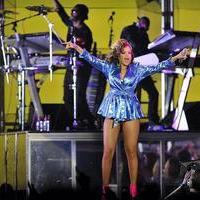 Rihanna performs live at The O2 Arena as part of her 'Rated R' tour - Photos | Picture 95670